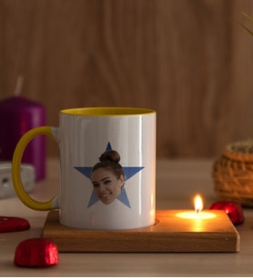 Kişiye Özel Mavi Yıldız Kafa Fotoğraflı Ahşap Altlıklı Mumlu Sarı Kupa
