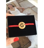 G HARFİ GOLD RENK KIRMIZI İP ASANSÖRLÜ AYARLANABİLİR BİLEKLİK