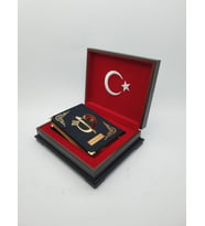 Türk Bayraklı  Ahşap Sandıklı Kuran-ı Kerim ve Ayraç