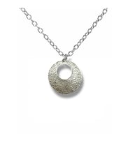 Circle Charm – Yuvarlak Motifli Unisex Kolye (60 cm Zincirli) (Gümüş)