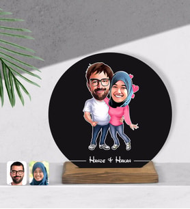 BK Gift Kişiye Özel Sevgililer Karikatürlü Yuvarlak Ahşap Biblo-58