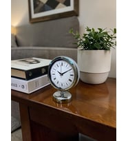 Krom Motifli 25 x 20 Cm Metal Masa Saati (Kahverengi Açık)