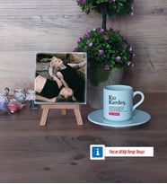 Kız Kardeş Fotoğraflı Dekoratif Taş, Ahşap Altlıklı Türk Kahvesi Fincanı Hediye (Model 2)