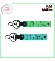 Koro Anılarına Yakışır Sade Hatıra, Nota Motifli Deri Anahtarlık Seti, İsim Yazılı, F Yeşil-Turkuaz