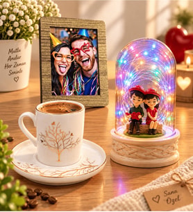 Kişiye Özel Fotoğraflı Hayat Ağacı Porselen Kahve Fincanı ve Renkli LED Oturan Çiftli Fanus
