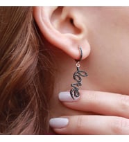 Siyah Zirkon Taşlı Love Yazılı Rose Gold Kaplama Gümüş Küpe