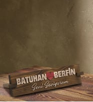 BK Gift Kişiye Özel Ahşap Kabartma Figürlü Masa İsimliği, Yeni İş Hediyesi, Sevgiliye Hediye, Ofis Hediyesi