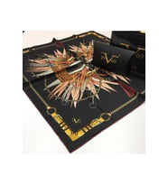 Kemerli Püsküllü Desen Black Seri Twill Eşarp Eşarp Askısı ile Birlikte 90x90 cm