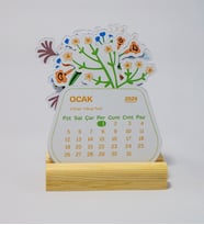 Minimal Çiçek Tasarımı 2026 Yılı Masaüstü Takvim, Ahşap Standlı Mini Takvim, 9x11 cm (Çok Renkli)