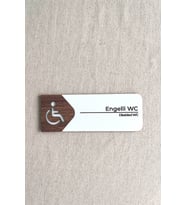 Engelli WC Kapı Tabelası – MDF Tuvalet Yönlendirme Levhası  19x7 cm Çift Katmanlı
