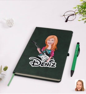 BK Gift Kişiye Özel Kadın Gitarist Karikatürlü Yeşil Termo Deri Defter Kalem Seti Model 1
