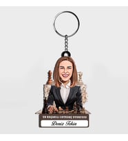 Karikatürlü - Kadın Satranç Oyuncusu İsimli Anahtarlık