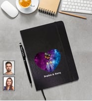 Kişiye Özel Uzay Sevgili Karikatürlü Siyah Defter Touchpen Kalem Hediye Seti Model -1