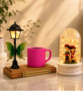 Kişiye Özel Yazılı Sokak Lambalı Pembe Türk Kahvesi Fincanı ve LED Işıklı Fanus (oturan çiftli)