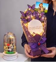 Aynalı Tasarım Fotoğraflı Led Işıklı Mor Kelebek Buketi (Led Işıklı Fanus Hediyeli) (Model 5)