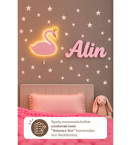 El Boyaması Ahşap Kuğu Lamba & Işıksız İsimlik Seti – İsimli Bebek ve Çocuk Odası Dekoru