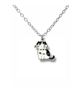 Siyah Kedi Figürlü Kırmızı Kalp Detaylı Unisex Kolye – Cesur ve Şık Tasarım (Gümüş)