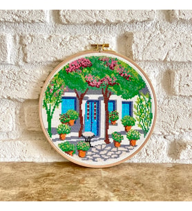 Seretamin Handmade Mavi Kapılı Ev Manzaralı Kanaviçe Nakışlı Duvar Süsü