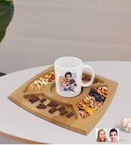 BK Gift Kişiye Özel Sevgililer Karikatürlü Beyaz Kupa ve Doğal Masif Ahşap 4 Bölmeli Sunum Tabağı Çerezlik Hediye Seti-92