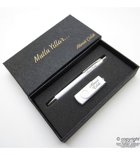 16GB. İsme Özel Usb Bellek + Scrikss İsme Özel Kalem Seti - Beyaz