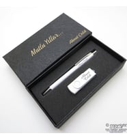 16GB. İsme Özel Usb Bellek + Scrikss İsme Özel Kalem Seti - Beyaz