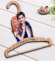 BK Gift Kişiye Özel Sevgililer Karikatürlü Standart Boy Ahşap Elbise Askısı-36