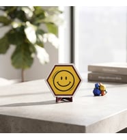 Minimalist Mutlu İkon Desenli Masaüstü Dekoru Ev ve Ofisiniz İçin Modern Butik ve Şık Bir Tasarım Parçası 10x10 cm, Sarı