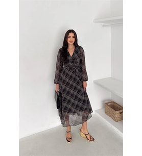 Neşeli butik kadın siyah kruvaze yaka ekose desenli beli kuşaklı midi boy şifon elbise
