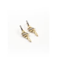 Asimetrik Sallantılı Gold Küpe – Zirkon Taşlı, Modern ve Vidalı Vip Tasarım