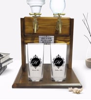 BK Gift Kişiye Özel Renkli Baskılı Baş Harf İsim Tasarımlı İkili Rakı Bardağı ve Çift Musluklu Doğal Ahşap Rakı Standı-9 (Model 1)