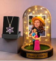Kişiye Özel Fotoğraflı Led Işıklı Sarılan Çift Biblolu Fanus ve Gerçek Ametist Taşlı Lotus Kolye Hediye Seti