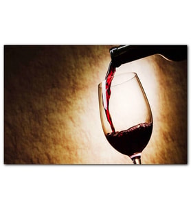 Cakatablo Kadehe Dökülen Kırmızı Şarap Görseli