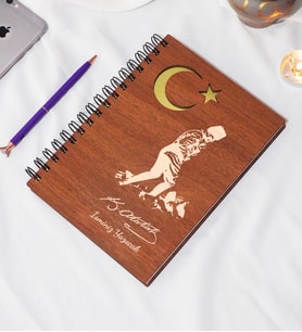 Kişiye Özel Mustafa Kemal Atatürk Desenli Ahşap Kapaklı Defter - Ajanda - İsme Özel - A5 60 Yaprak (120 SAYFA) Hediyelik (Gold)
