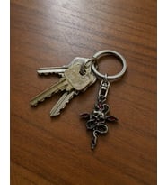 Gotik Kuru Kafa Yılan Figürlü Metal Anahtarlık Kırmızı Detay Unisex