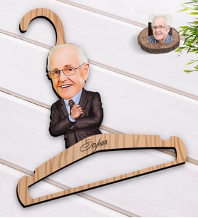 BK Gift Kişiye Özel Dede Karikatürlü Standart Boy Ahşap Elbise Askısı-1