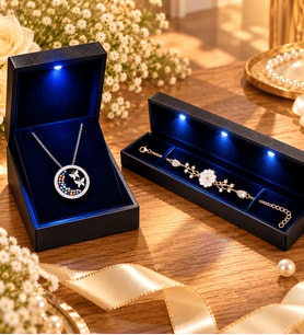 925 Ayar Gümüş Kadın Takı Seti Rose Kelebek Yuvası Kolye ve Gold Manolya Çiçeği Bileklik Işıklı Kutulu
