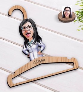 BK Gift Kişiye Özel Kadın Doktor Karikatürlü Standart Boy Ahşap Elbise Askısı-1