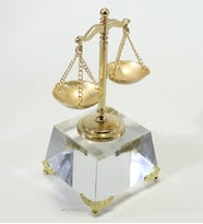 Dekoratif Cam Kaideli Krom Ayaklı Krom Gold Terazi