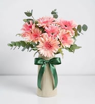 Bej Çizgili Polimer Vazoda Pembe Gerbera Çiçekleri
