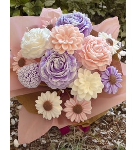 Kokulu Mum Buketi Pastel Aşk Hikayesi - Mumelia Candles Doğal Soya Şakayık Papatya Lotus Tasarım