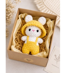 El Yapımı Amigurumi Tavşan Oyuncak Sarı – Mor Şapkalı ve Salopetli Yumuşak Uyku Arkadaşı