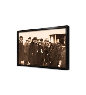 Atatürk Kız Çocuklarını Dinlerken Çerçeveli Cam Tablo