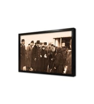 Atatürk Kız Çocuklarını Dinlerken Çerçeveli Cam Tablo