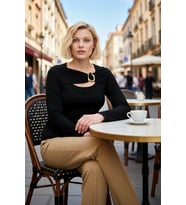 Kadın Örme Bluz Asimetrik Yaka Uzun Kol Cut Out Detaylı Vücuda Oturan Kalıp Sandy Dokuma Şık