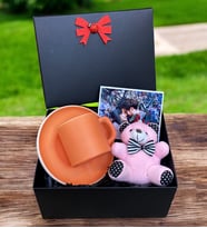 Size Özel Fotoğraflı Siyah Hediye Kutusu, Renkli Kahve Fincanı ve Pembe Peluş Anahtarlık (Turuncu)