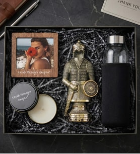 Kişiye Özel Fotoğraflı Çerçeve & Metal Kutulu Mum & Ayetel Kürsi İşlemeli Zırh Biblo & Kılıflı Cam Matara 500mL Hediye Seti (Gold)