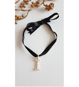 I-İ HARF TARZ İNCİLİ KURDELA CHOKER KOLYE