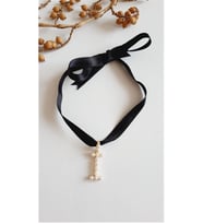 I-İ HARF TARZ İNCİLİ KURDELA CHOKER KOLYE
