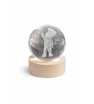 Astronot Desenli LED Gece Lambası Kristal Küre – RGB & Gün Işığı Seçenekli Dekoratif Oyuncak (Açık Sarı)