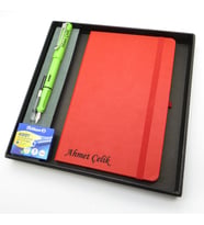 Signator® Codex  N316 Kişiye Özel Defterli Set - İsme Özel Açık Yeşil Dolma Kalem + İsme Özel Kırmızı Defter + Yedek Kartuş İsme Özel Kutusunda Hediyelik Set (Karışık)